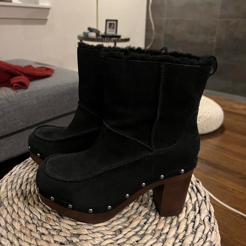 UGG BLACK KOURI SUEDE/ SHEEPSKIN CLOG ANKLE BOOTS